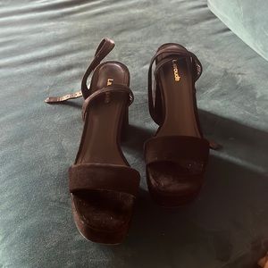 Larroude Platform heel in black